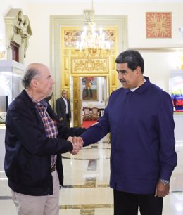 El presidente de Venezuela, Nicolás Maduro, recibe al ministro de Exteriores de Colombia, Álvaro Leyva