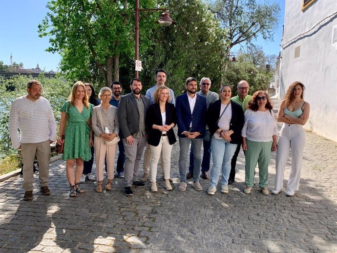 Susana Hornillo e Ismael Sánchez, en la foto de familia de la confluencia de Podemos-IU de cara al 28M.