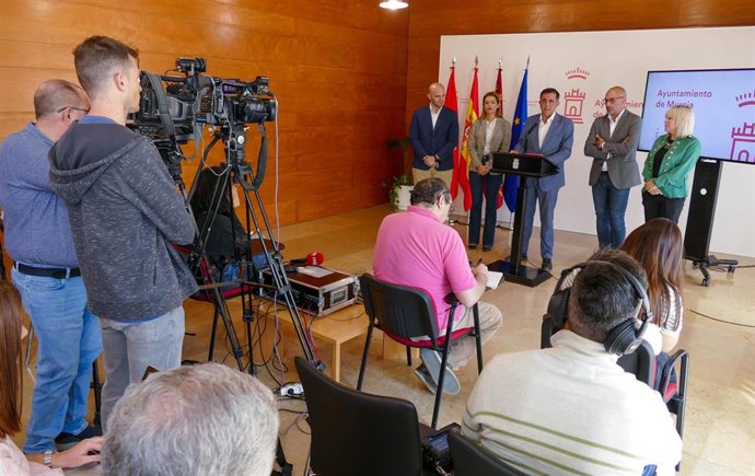 El alcalde José Antonio Serrano, acompañado de los concejales Pedro García Rex, Carmen Fructuoso, Enrique Lorca y Ainhoa Sánchez realiza un balance de las Fiestas de Primavera