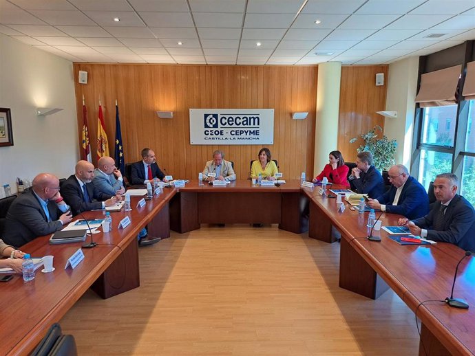 Se constituye la comisión especializada del sector comercio de Ceca,