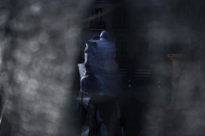 Archivo - La estatua de Carlos III envuelta debido a las obras en la Puerta del Sol, a 17 de marzo de 2023, en Madrid (España). La nueva Puerta del Sol, cuyas obras arrancaron el 22 de marzo de 2022, no contará con una inauguración debido a los plazos e