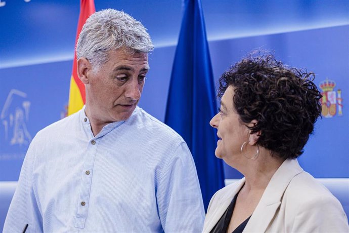 El portavoz presupuestario de EH-Bildu, Oskar Matute, y la portavoz de ERC, Pilar Vallugera, durante una rueda de prensa en el Congreso de los Diputados, a 14 de abril de 2023, en Madrid (España). 