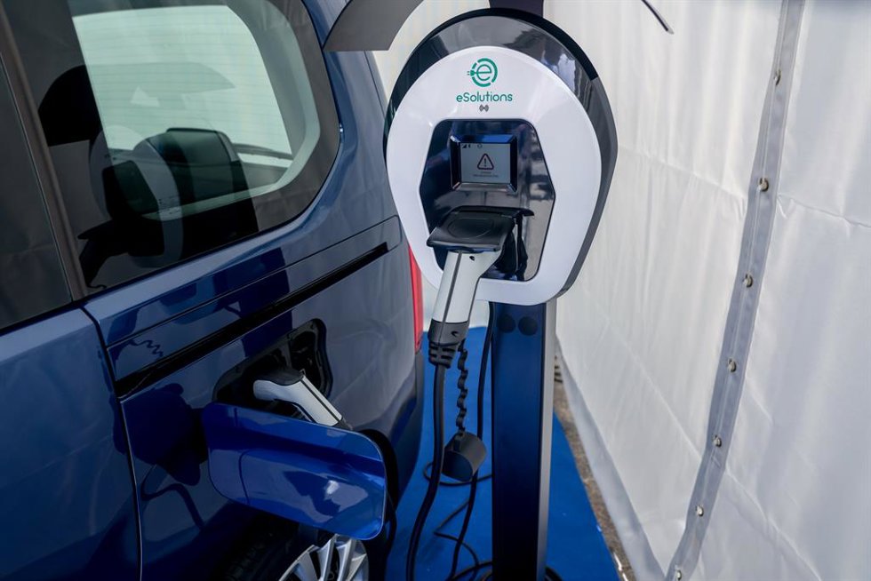 Archivo - Un vehículo eléctrico durante su recarga