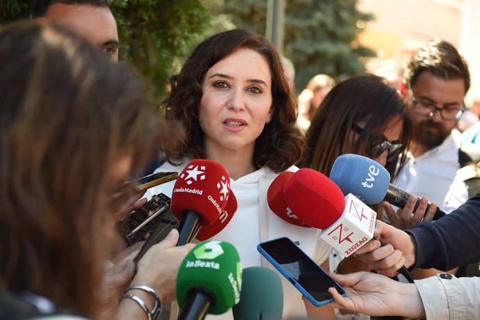La presidenta de la Comunidad de Madrid y del Partido Popular de Madrid, Isabel Díaz Ayuso, ofrece declaraciones a los medios durante su visita la localidad de Ciempozuelos, a 17 de abril de 2023, en Ciempozuelos, Madrid (España).
