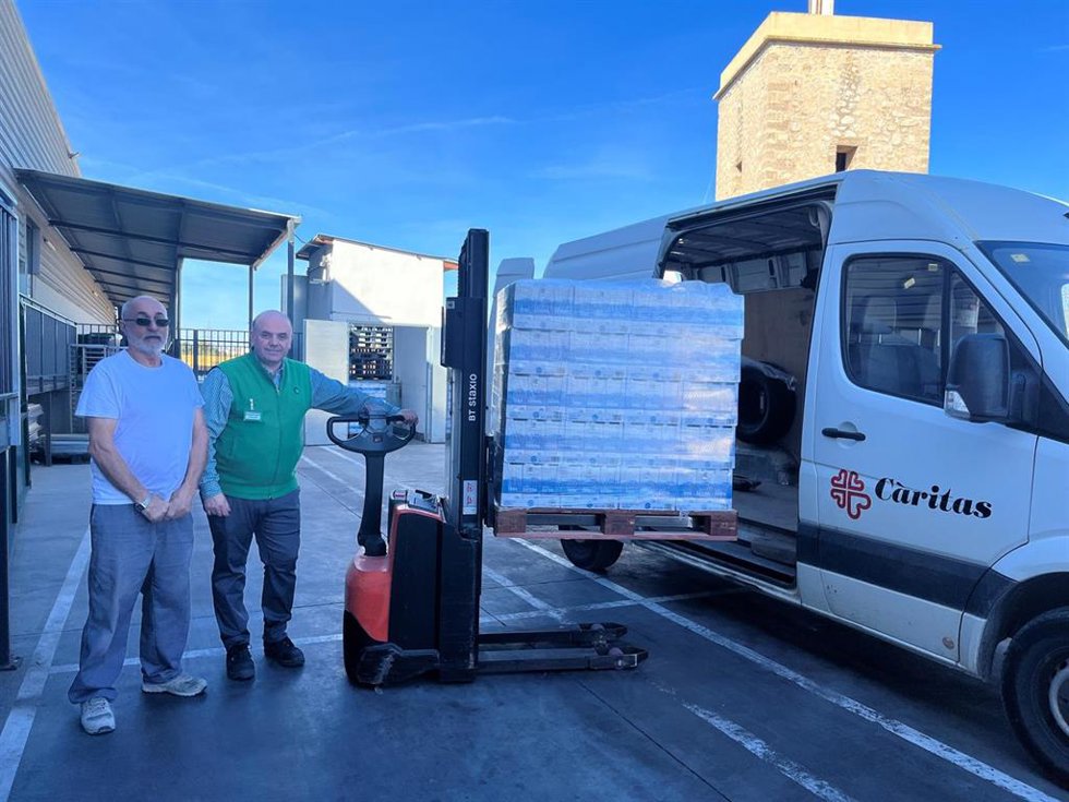 Archivo - Mercadona entrega leche a Cáritas en Ibiza