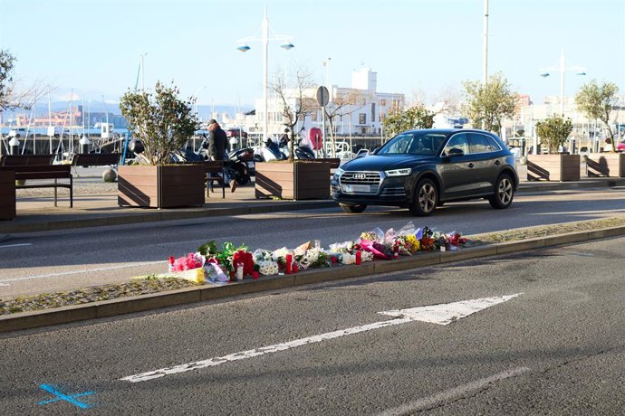 Archivo - Flores depositadas en la calle Castelar, de doble sentido, donde se produjo un atropello mortal a un motorista de 19 años, a 8 de febrero de 2023, en Santander, Cantabria (España). 