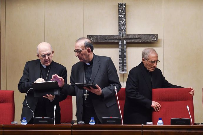 El cardenal arzobispo de Madrid, Carlos Osoro; el presidente de la Conferencia Episcopal Española, Juan José Omella Juan José Omella, y el cardenal Antonio María Rouco Varela,en la 121 Asamblea Plenaria de los obispos españoles.