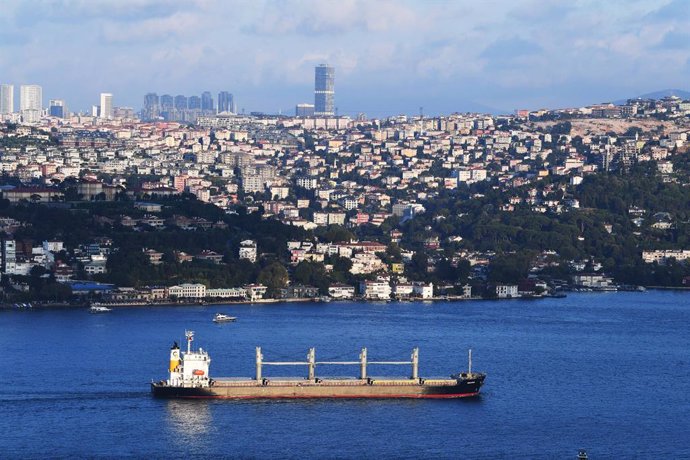 Archivo - BEIJING, Jan. 10, 2023  -- A vessel transporting grain from Ukraine passes through the Bosphorus Strait in Istanbul, Trkiye, Aug. 7, 2022.