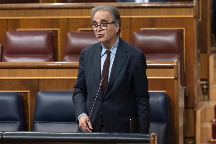 Imagen de archivo - El ministro de Universidades, Joan Subirats, interviene durante una sesión plenaria, en el Congreso de los Diputados, a 21 de diciembre de 2022, en Madrid (España). 