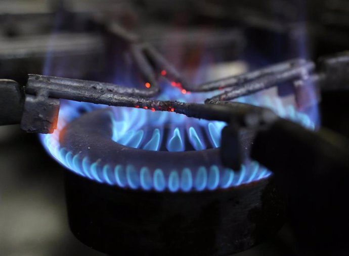 Archivo - Un fuego encendido en una cocina de gas