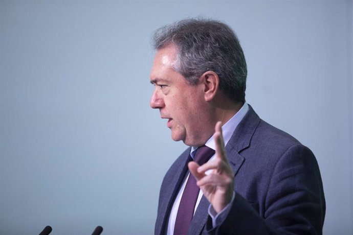 El secretario general del PSOE-A, Juan Espadas, durante su comparecencia en rueda de prensa en la sede del PSOE-A. (Foto de archivo).