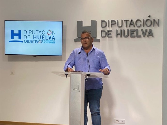 El portavoz del grupo socialista y del equipo de gobierno de la Diputación, Salvador Gómez, en rueda de prensa.