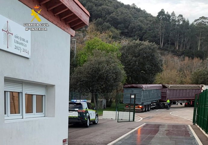 Rdo. Nota De Prensa (La Guardia Civil Inmoviliza A Dos Conjuntos De Vehículos Euromodulares Al Superar El Peso Máximo Autorizado)
