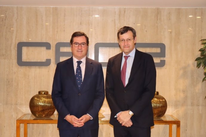 El presidente de CEOE, Antonio Garamendi, y el consejero delegado de Strateys, Ramón Montané.