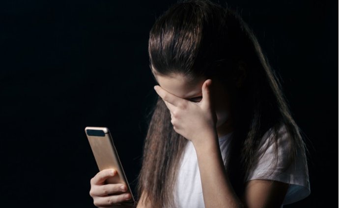 La guía 'Ciberseguridad familiar. Ciberinteligencia e Ingeniería Social', editada por el área de Colegios CEU