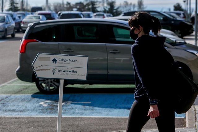 Una joven mira la puesta de sol