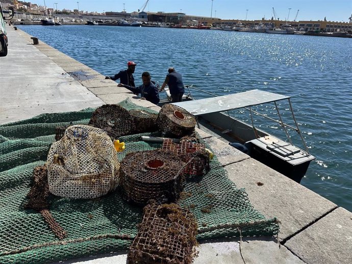 Limpieza del fondo marino de la dársena pesquera del Puerto de Almería.