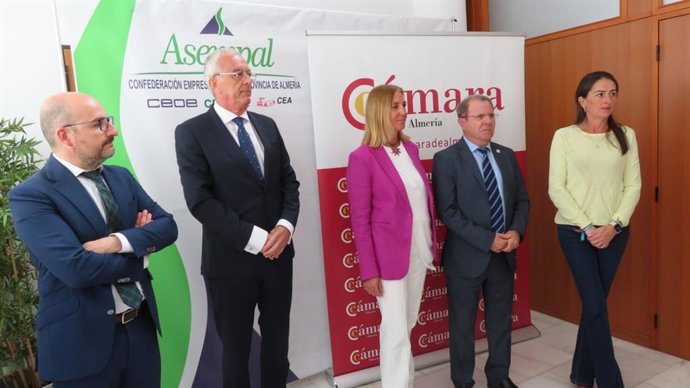 La viceconsejera de Economía, Hacienda y Fondos Europeos, Amelia Martínez, con representantes de la Cámara de Comercio y la Confederación Empresarial de la Provincia de Almería (Asempal).