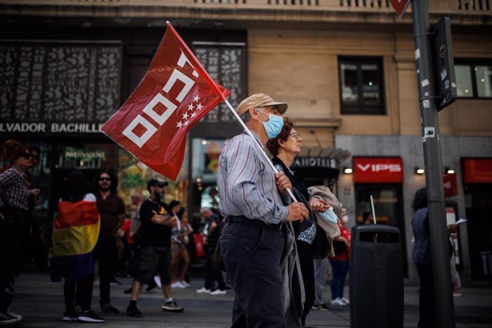 Archivo - Una pareja mayor marcha por el Día Internacional de los Trabajadores o Primero de Mayo, en la Gran Vía, a 1 de mayo de 2022, en Madrid (España).