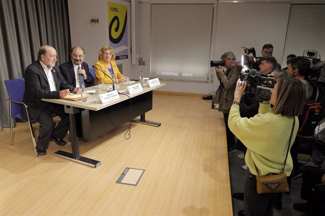 Javier Lambán y María Victoria Broto con el presidente de COAPEMA, Teodoro Corchero.