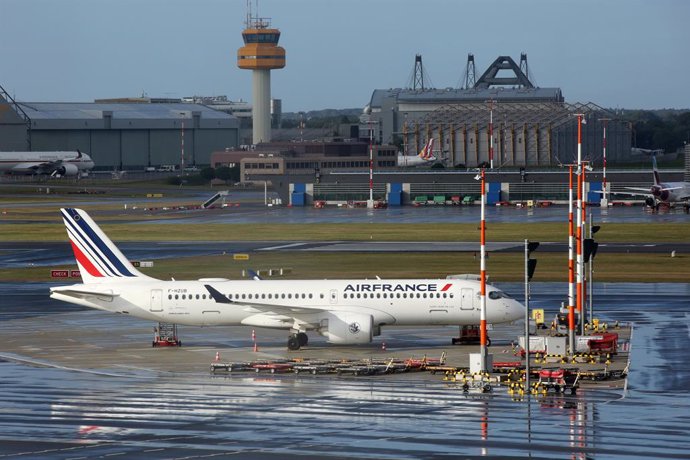 Archivo - FILED - 16 September 2022, Hamburg: A plane of the French airline Air France stands at Hamburg Airport.