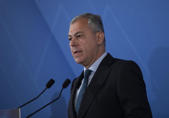 El candidato del PP a la Alcaldía de Sevilla, José Luis Sanz, en un desayuno informativo donde ha sido presentado por el presidente de la Junta.