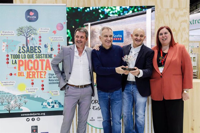 José Antonio Tierno, presidente CRDO Cereza del Jerte; Jose Polo (Atrio); Toño Pérez, Premio Picota 2023 y Begoña García Bernal, consejera de Agricultura, Desarrollo Rural, Población y Territorio de la Junta de Extremadura