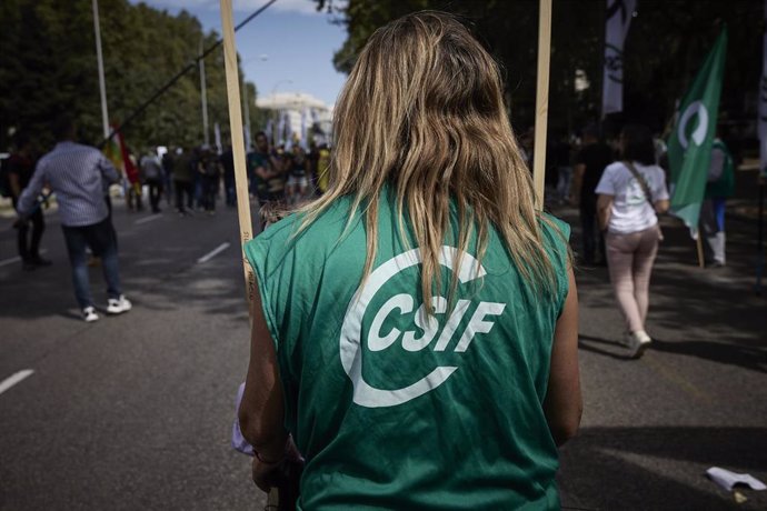 Archivo - Una mujer con una camiseta de CSIF participa en una manifestación a favor de la subida salarial y los servicios públicos, a 21 de septiembre de 2022, en Madrid (España). El sindicato Central Sindical Independiente y de Funcionarios (CSIF) ha c