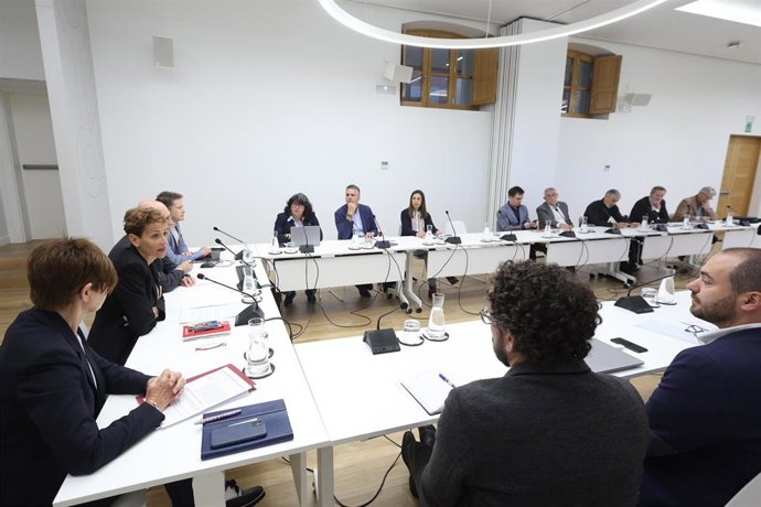 Un momento de la reunión de la comisión.