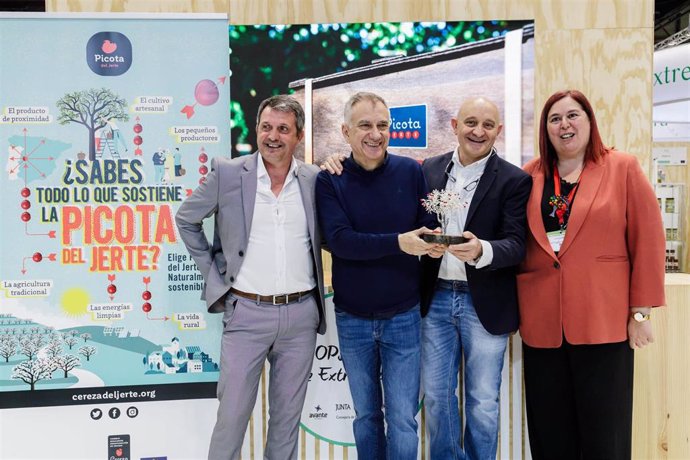 José Antonio Tierno. José Polo, Toño Pérez y Begoña García, en la entrega del premio.