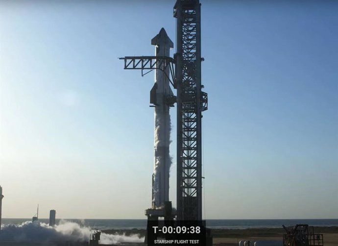 Starship y cohete Super Heavy minutos antes del lanzamiento frustrado del 17 de abril