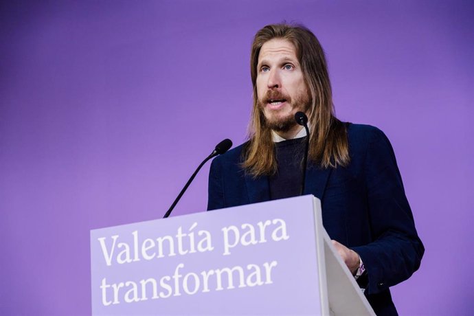 El portavoz de Podemos, Pablo Fernández, durante una rueda de prensa en la sede del partido, a 10 de abril de 2023, en Madrid (España). Los portavoces han abordado cuestiones sobre la actualidad política.