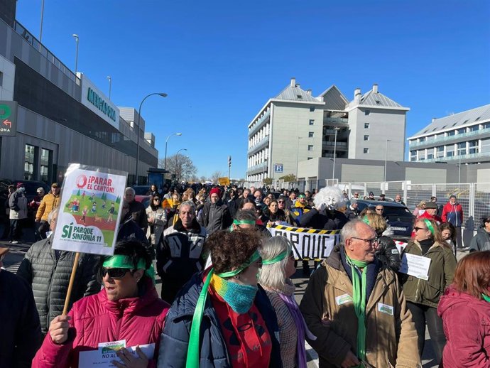 Archivo - Vecinos de Cuatro Vientos recurren al Defensor del Pueblo por los cantones en suelo deportivo y a 100 mt. De sus casas
