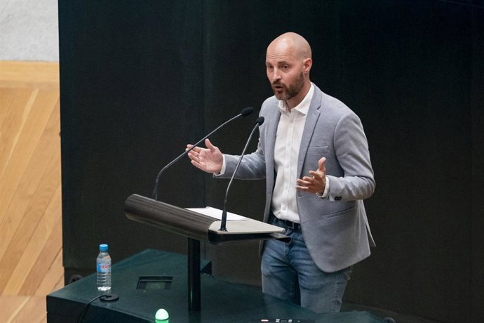 El concejal del Grupo Municipal Socialista en el Ayuntamiento, Ignacio Benito, interviene durante una sesión extraordinaria del Pleno  