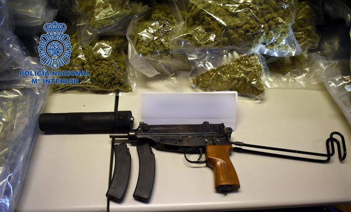 Marihuana y un subfusil con munición intervenidos en la pedanía de Maitino de Elche (Alicante) en una operación que se ha saldado con un hombre y una mujer detenidos.