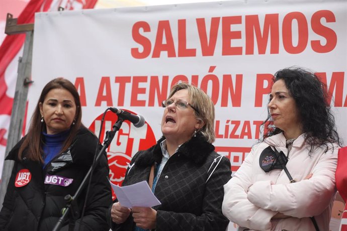 Archivo - A la Izquierda, la seceretaria de salud de UGT, Ana Francés, después de una marcha desde el Ministerio de Sanidad hasta la Puerta del Sol para apoyar la Atención Primaria, a 27 de marzo de 2022, en Madrid (España).