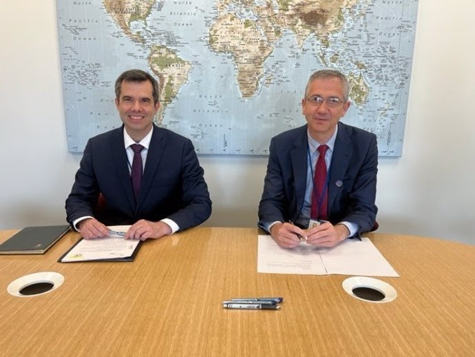 Firma de un memorando de colaboración entre el  gobernador del Banco de España, Pablo Hernández de Cos, y el presidente del Banco Central del Paraguay, José Cantero