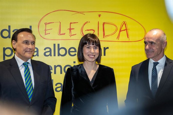 Archivo - La ministra Diana Morant (c), el alcalde de Sevilla, Antonio Muñoz (d) y el consejero José Carlos Gómez Villamandos, en la sede de San Jerónimo que albergará la Agencia Espacial Española. 