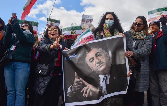 Archivo - Manifestantes con una fotografía de Reza Pahlaví