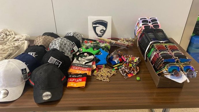 Objetos intervenidos por la Policía Local en una intervención policial contra la venta ambulante en Palma