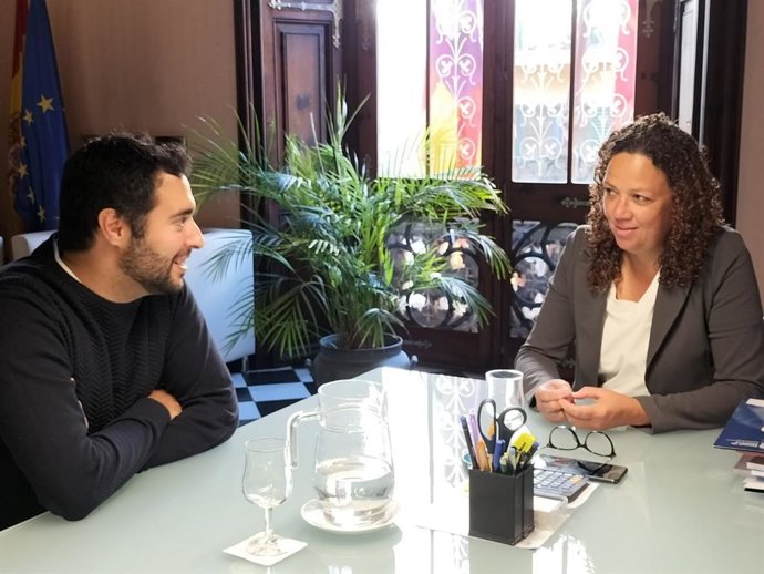 La presidenta del Consell de Mallorca, Catalina Cladera, recibe al ingeniero aeronáutico y empresario Rafel Jord, reconocido con el Premio Princesa de Girona 2023.