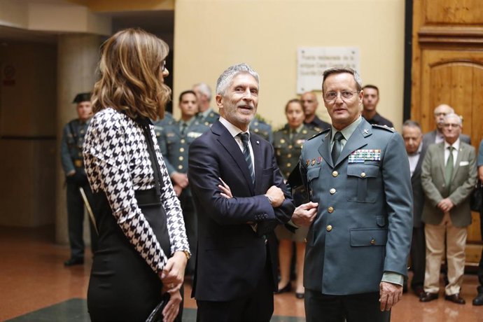 El ministro del Interior, Fernando Grande-Marlaska (c), y  la delegada del Gobierno en Melilla, Sabrina Moh Abdelkader (1i),  durante su visita al grupo de Policía Judicial, UDYCO, UFAM en la comandancia de la Guardia Civil