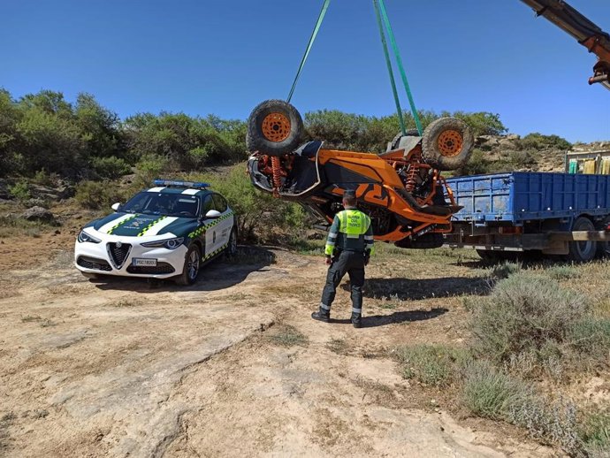 Retirada del vehículo, en el término municipal de Caspe.