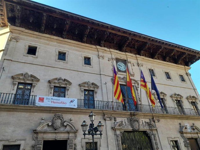 Pancarta de la Asociación de la Hemofilia y otras Coagulopatías congénitas de Baleares en el Ayuntamiento de Palma por el Día Mundial de la Hemofilia.