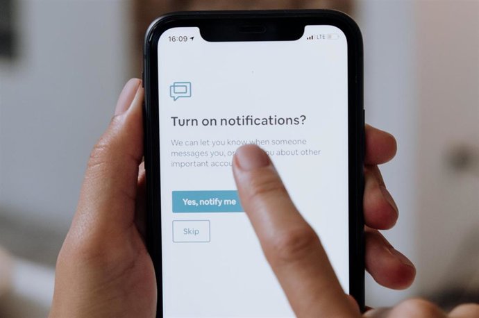 Un usuario activando las notificaciones