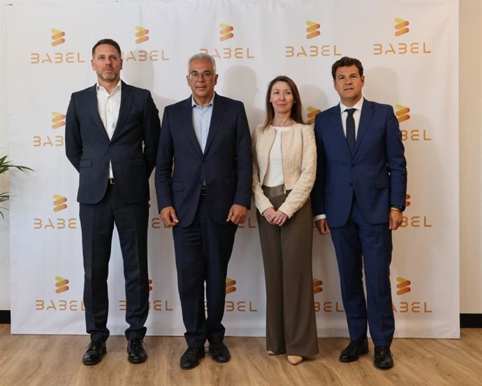 De izquierda a derecha: El CEO de Babel, Tony Olivo; el consejero de Administración Local y Digitalización de la Comunidad de Madrid Carlos Izquierdo; la directora general de Babel España, Carmen Castelló, y el alcalde de Las Rozas,  José de la Uz.