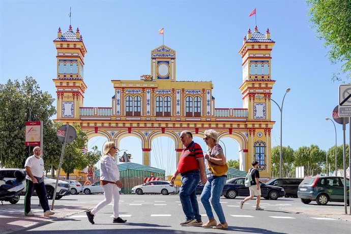 Ultimando los trabajos de la portada del recinto donde se celebrará la Feria de Sevilla a 12 de abril de 2023 en Sevilla.  