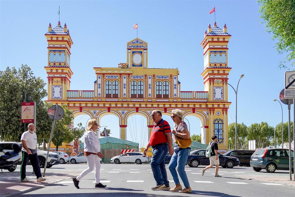 Ultimando los trabajos de la portada del recinto donde se celebrará la Feria de Sevilla a 12 de abril de 2023 en Sevilla.  