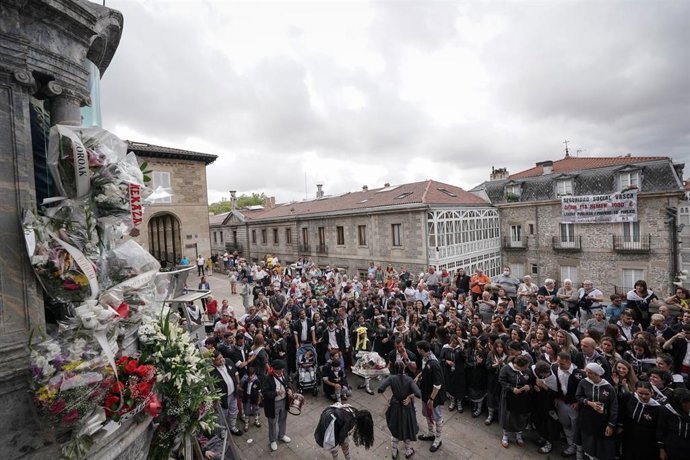 Archivo - Varias personas durante la ofrenda floral a la Virgen Blanca, en el día grande de las fiestas