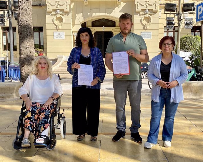 La confluencia de IU y Podemos presenta un escrito sobre las viviendas y suelos de la Sareb en Málaga